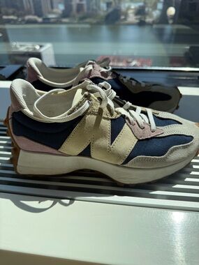 New Balance women’s 327